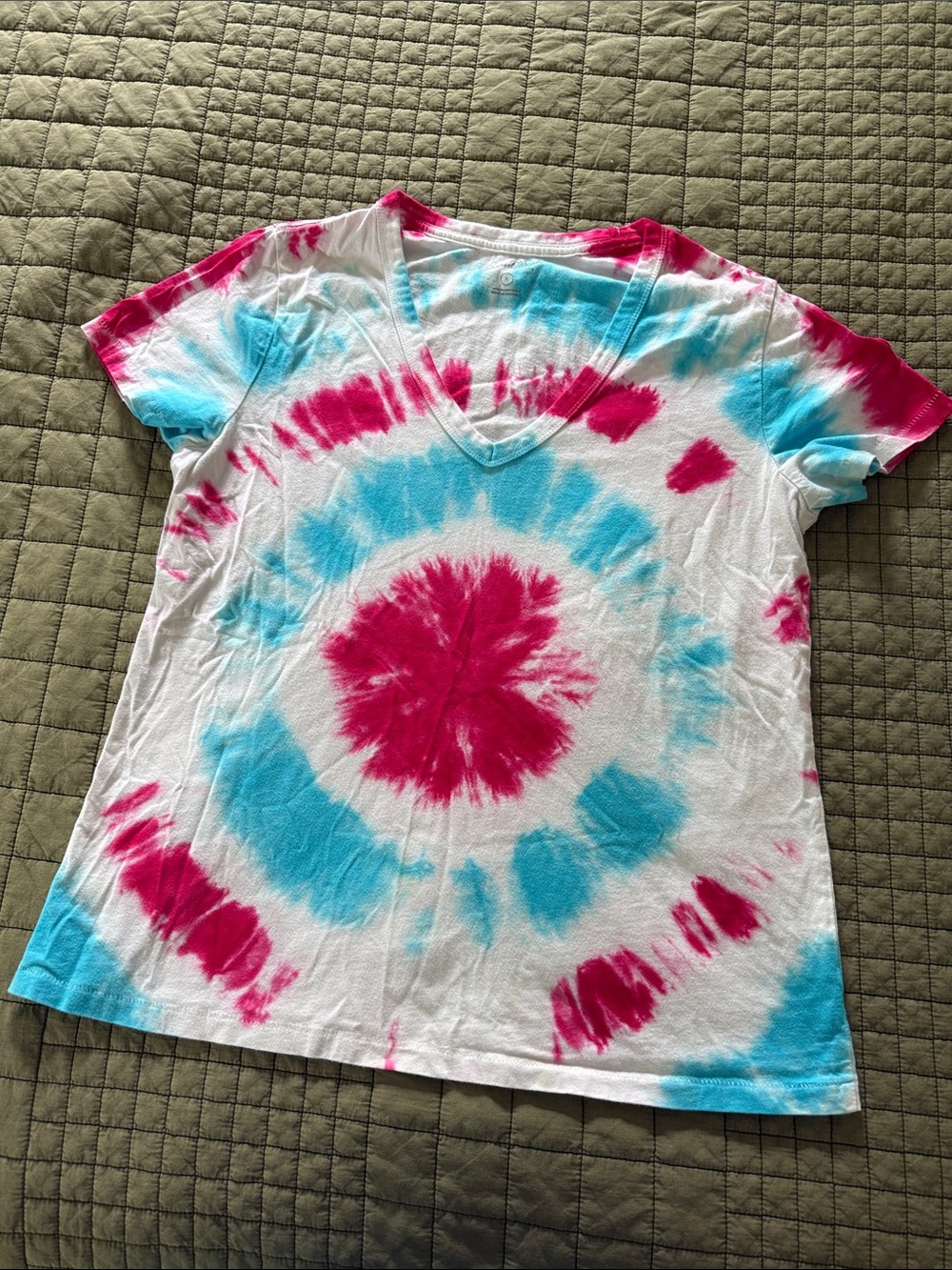 Universal Thread White Tie-Dye V-Neck Tee with Pink & Blue Rings